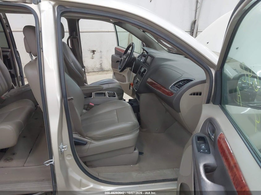 2014 CHRYSLER TOWN & COUNTRY TOURING · Фото 5