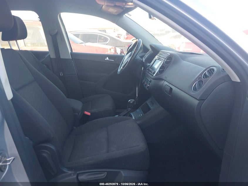 VOLKSWAGEN TIGUAN LIMITED 2018 VIN WVGBV7AXXJK001740