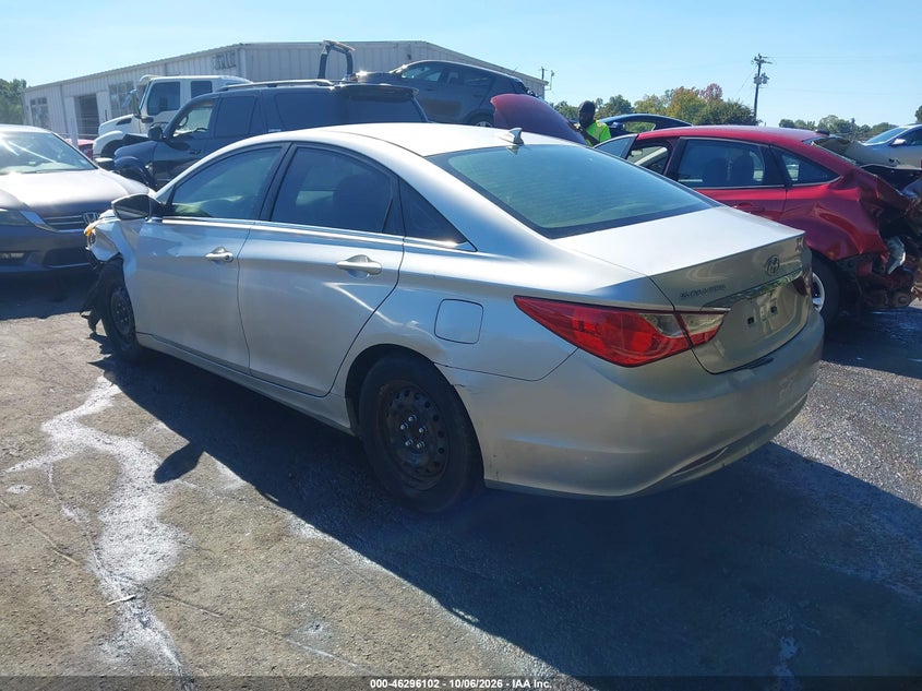 2013 HYUNDAI SONATA GLS · Photo 3