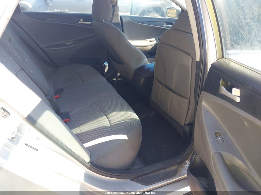 2013 HYUNDAI SONATA GLS · Photo 8