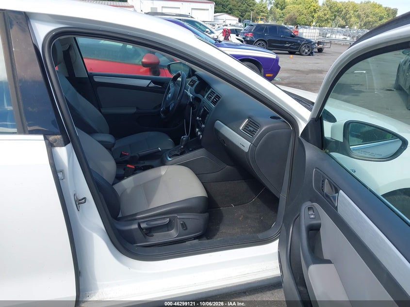 2013 VOLKSWAGEN JETTA HYBRID SE · Photo 5