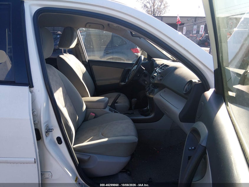 2011 TOYOTA RAV4 · Фото 5