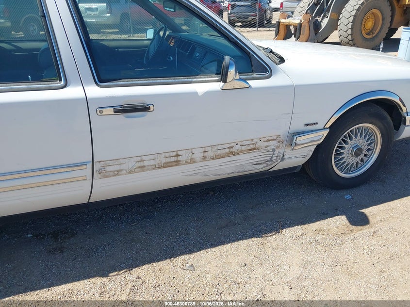 LINCOLN TOWN CAR 1993 VIN 1LNLM81W3PY734593