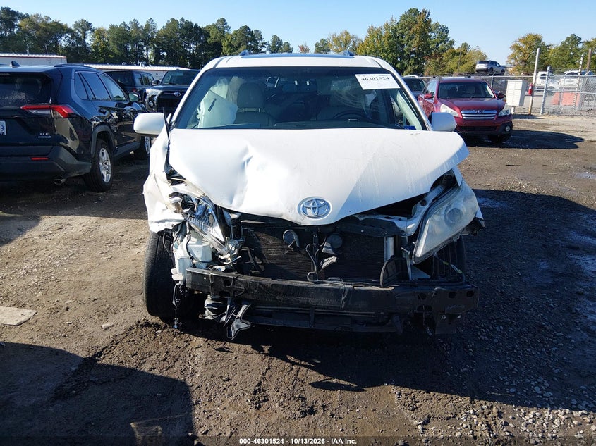 TOYOTA SIENNA - zdjęcie 13