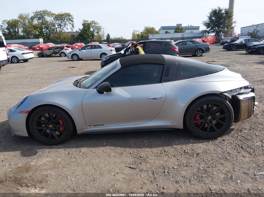 2026 PORSCHE 911 TARGA 4 GTS · Фото 14