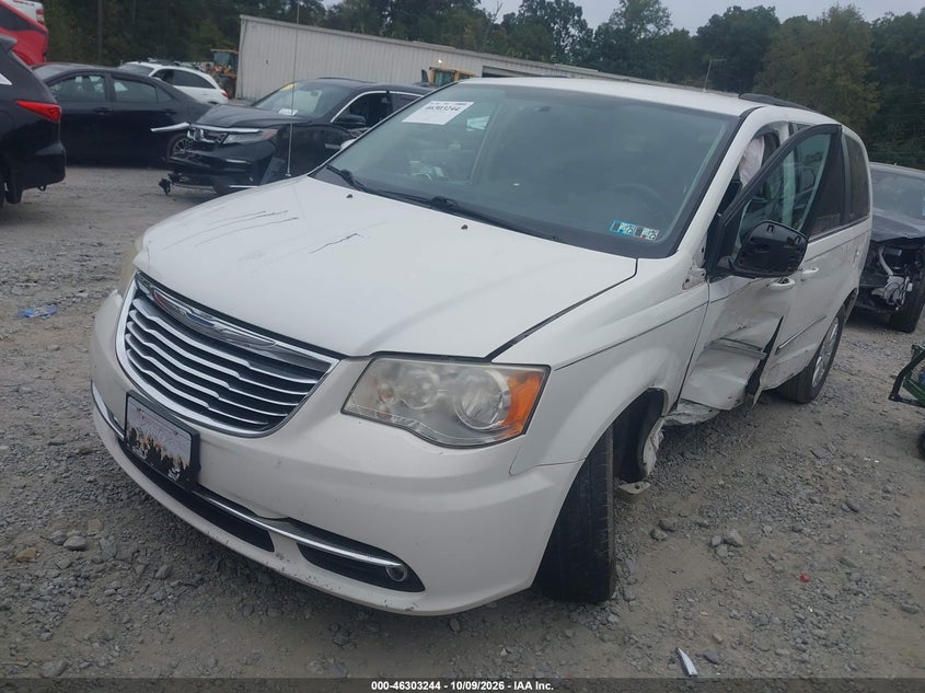 2013 Chrysler Town & Country Touring, Left Front, IAAI, VIN 2C4RC1BG0DR517745 — photo 2