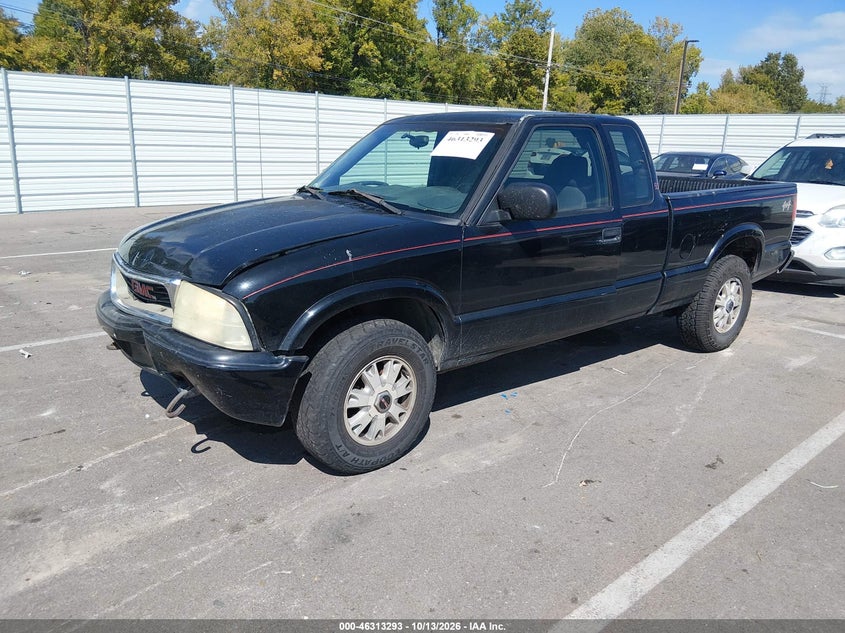 2003 GMC Sonoma Sls, Front End, IAAI, VIN 1GTDT19X438211030 — photo 2