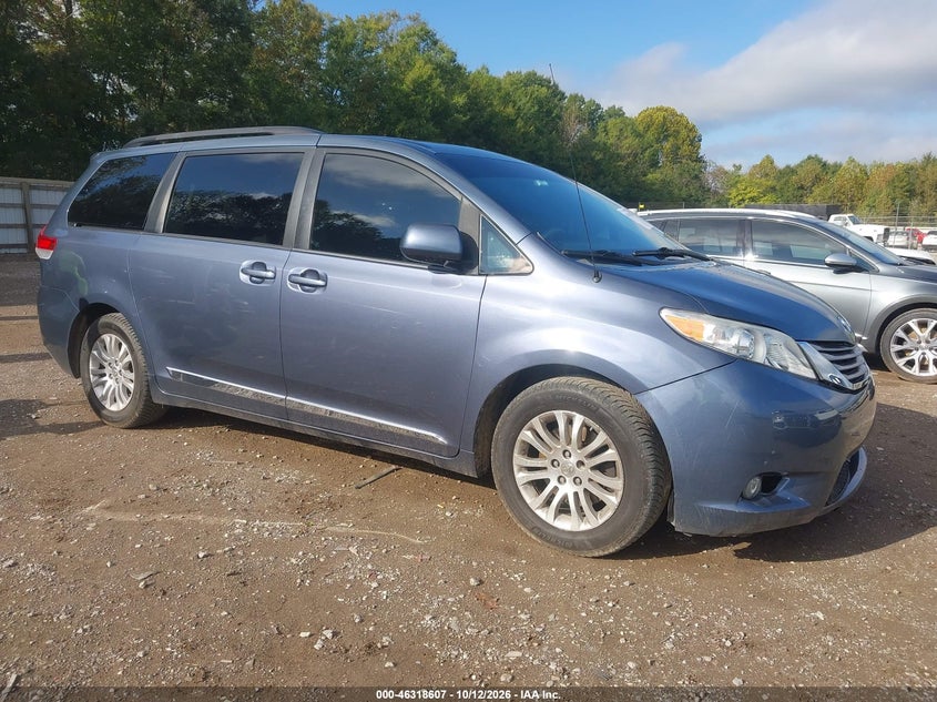 2014 Toyota Sienna XLE V6 8 Passenger