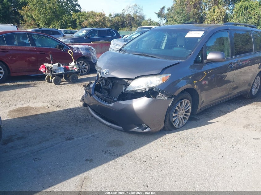 TOYOTA SIENNA - zdjęcie 6