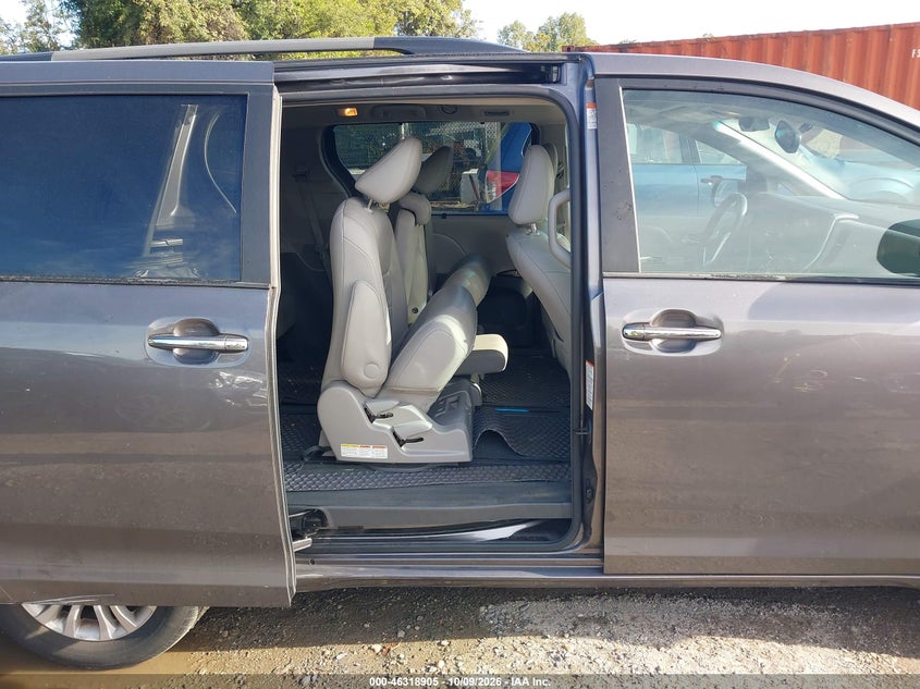TOYOTA SIENNA - zdjęcie 8