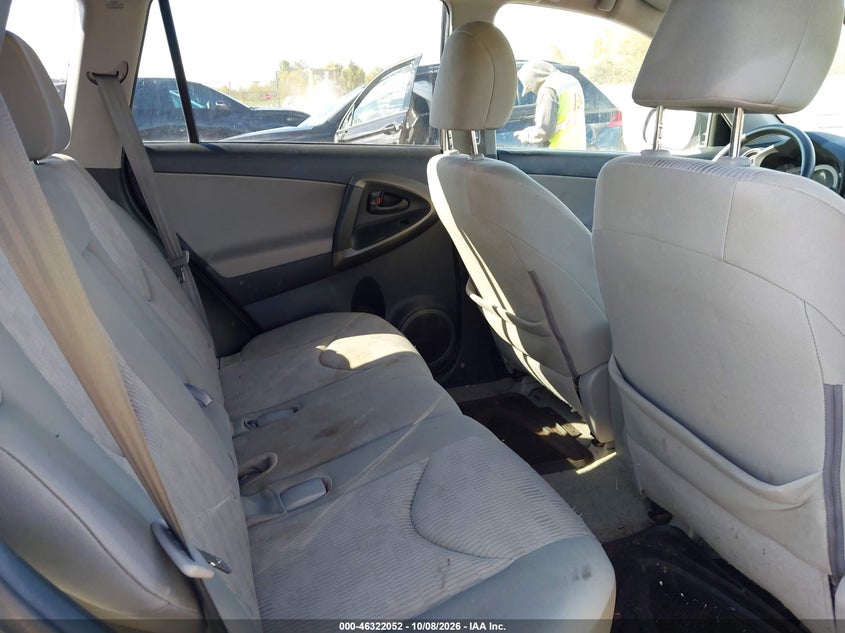 2011 TOYOTA RAV4 · Фото 8