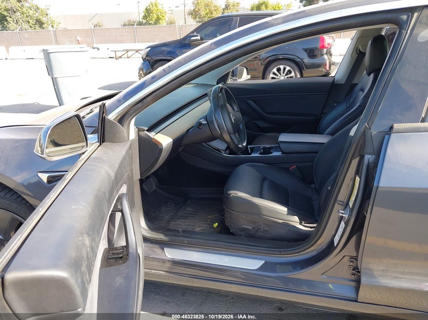 TESLA MODEL 3 - zdjęcie 5