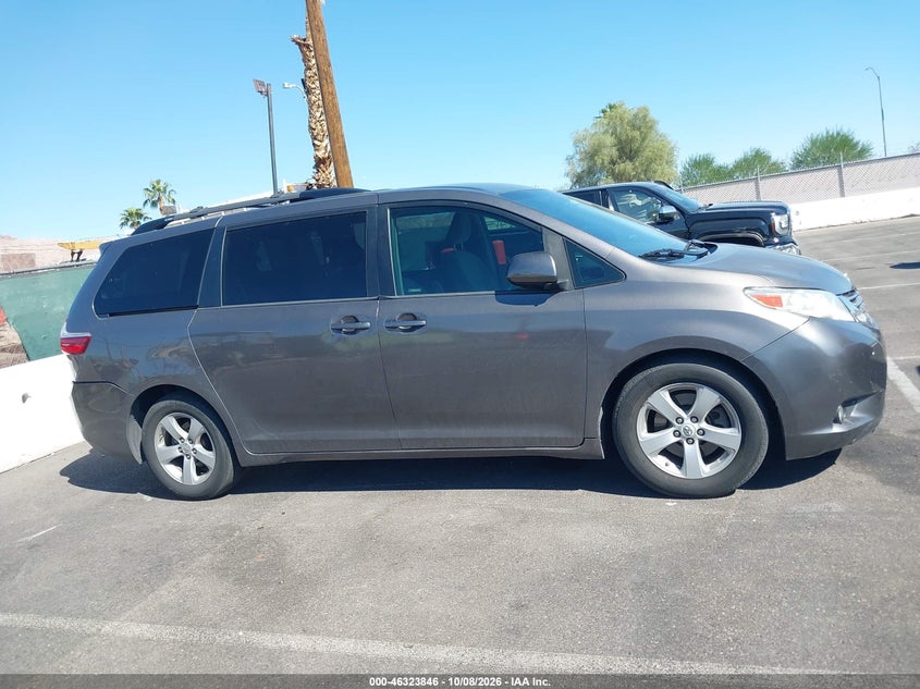 TOYOTA SIENNA - zdjęcie 13