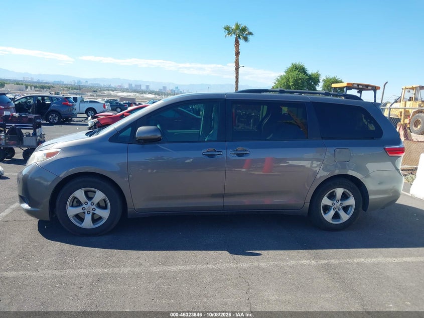 TOYOTA SIENNA - zdjęcie 14