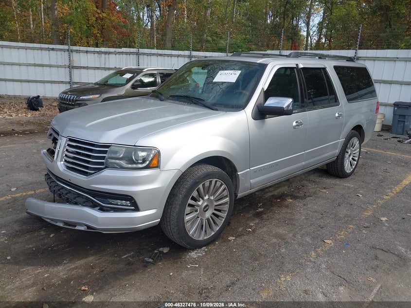 2015 Lincoln Navigator L, Right Front, IAAI, VIN 5LMJJ3JT9FEJ13574 — photo 2