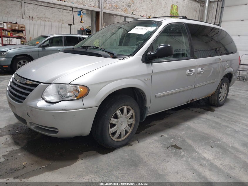 2007 Chrysler Town And Country, Normal Wear & Tear, IAAI, VIN 2A4GP54L27R243783 — photo 2