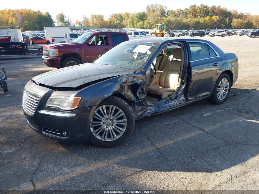 2013 Chrysler 300 Motown, Левый бок, IAAI, VIN 2C3CCARGXDH553416 — фото 2