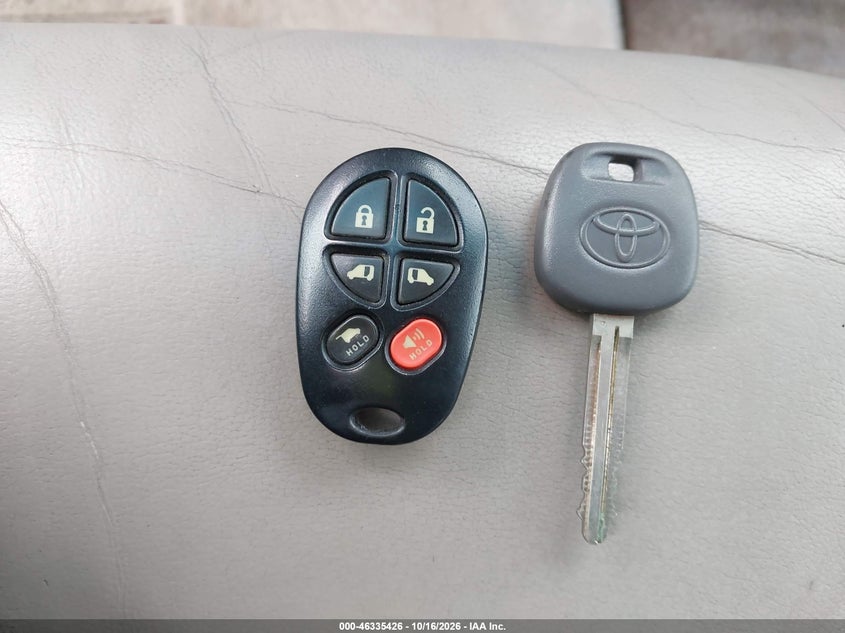 2010 TOYOTA SIENNA LIMITED · Photo 11
