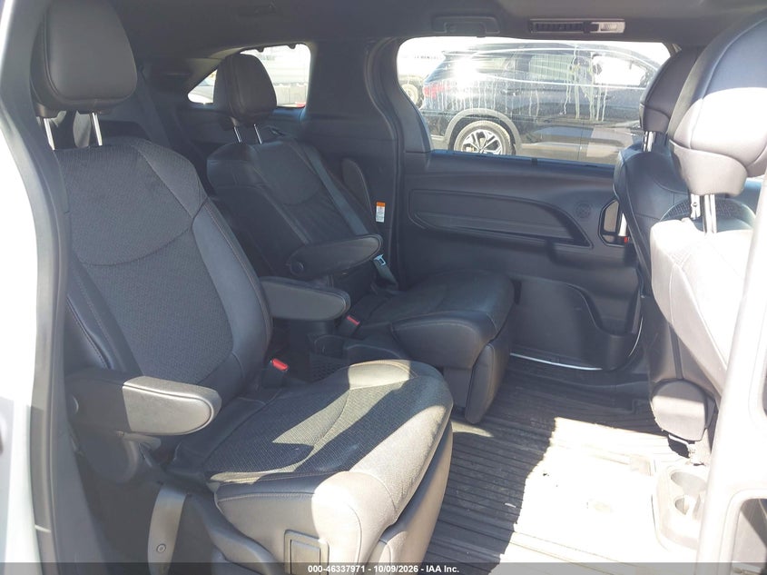 TOYOTA SIENNA - zdjęcie 8