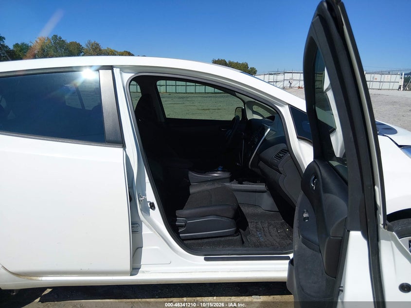 2015 NISSAN LEAF S · Фото 5