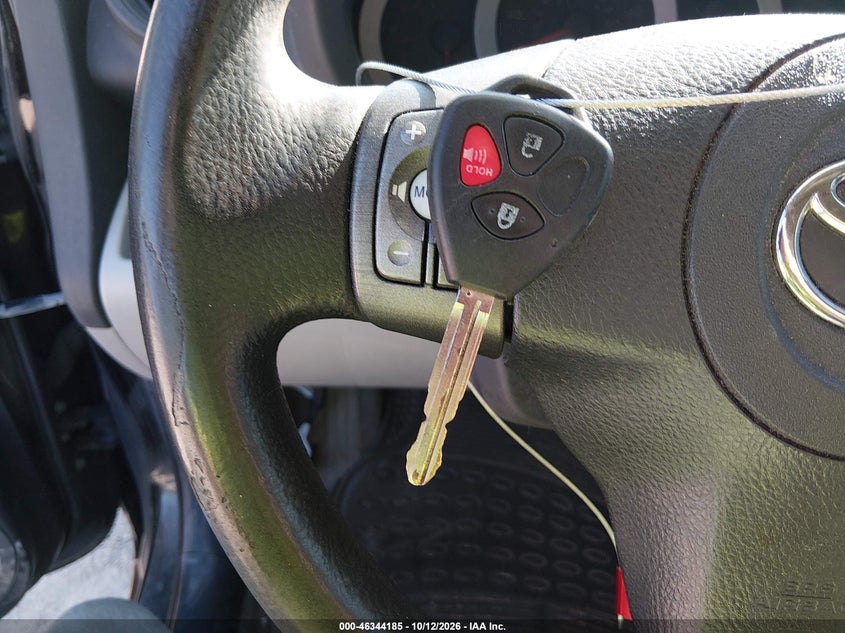 2012 TOYOTA RAV4 · Фото 11