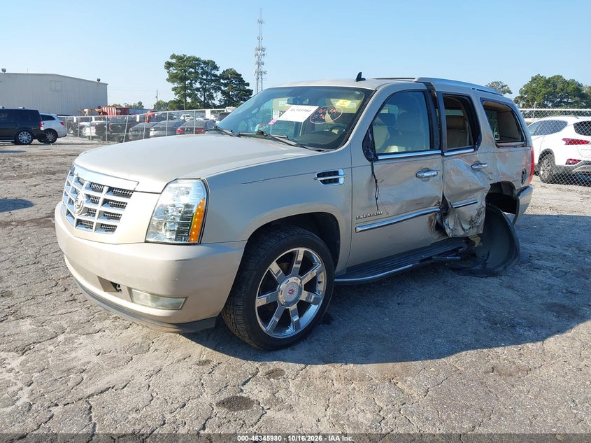 2010 Cadillac Escalade Luxury, Левый бок, IAAI, VIN 1GYUKBEF7AR239315 — фото 2