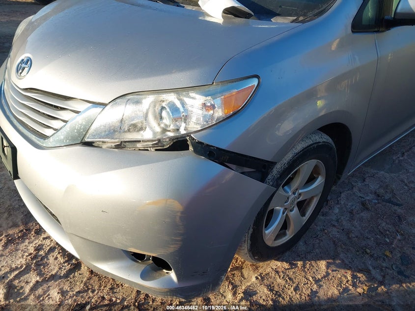 TOYOTA SIENNA - zdjęcie 17