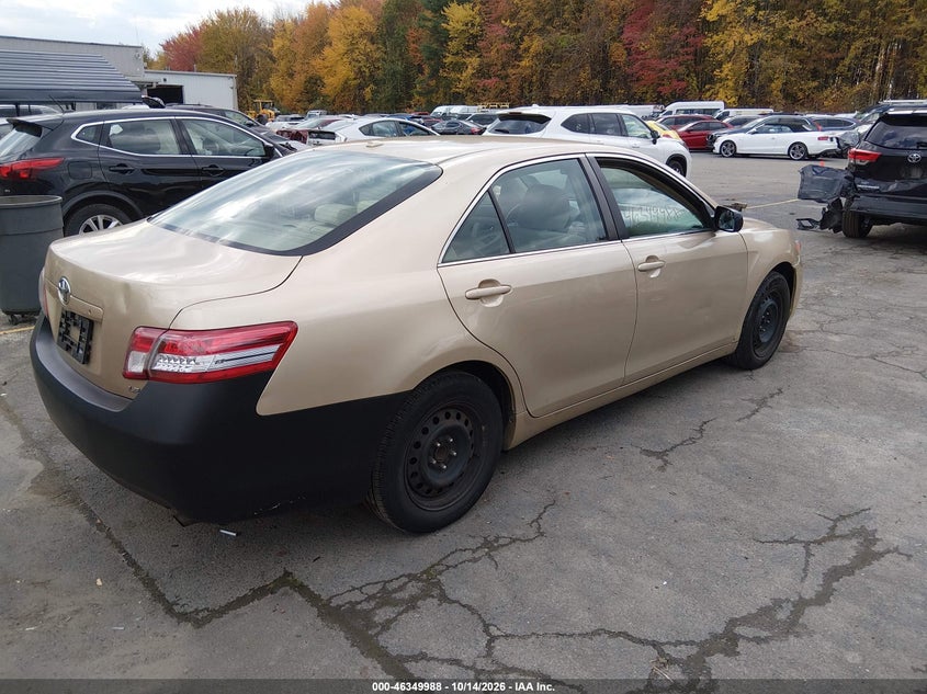 2011 TOYOTA CAMRY LE · Фото 4