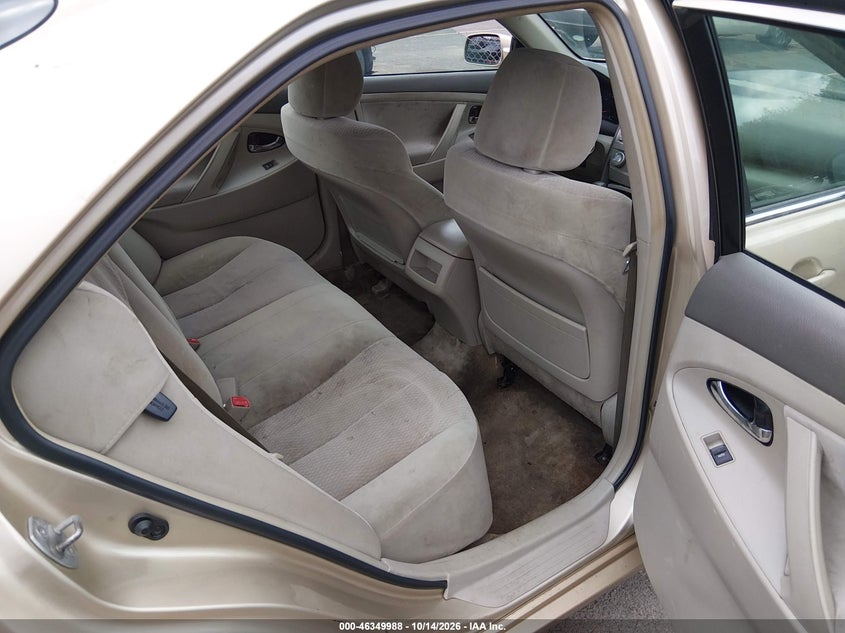 2011 TOYOTA CAMRY LE · Фото 8