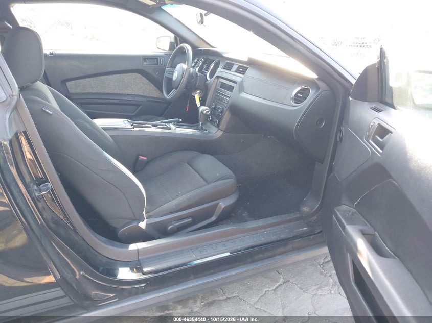 2011 FORD MUSTANG V6 · Фото 5