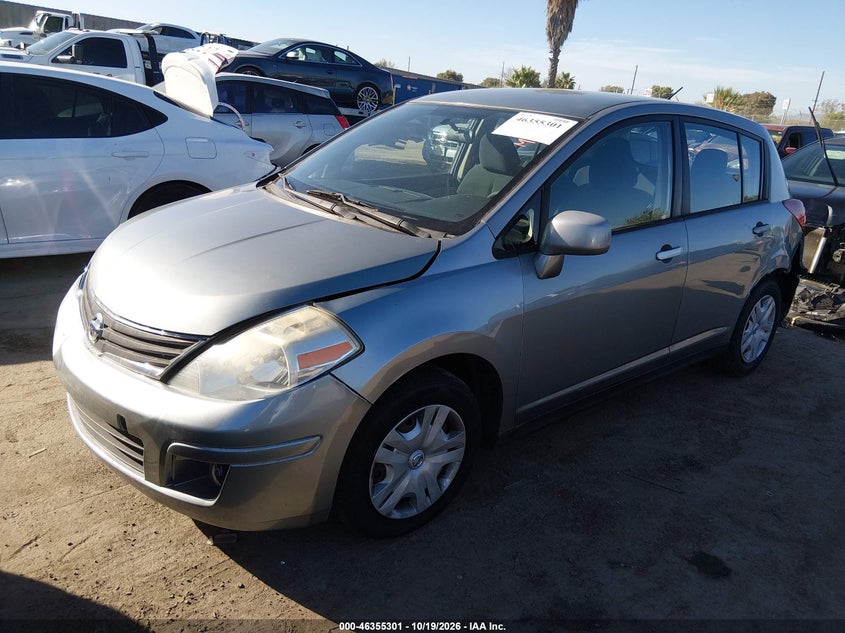 2012 Nissan Versa 1.8 S, Левый зад, IAAI, VIN 3N1BC1CP7CK218869 — фото 2