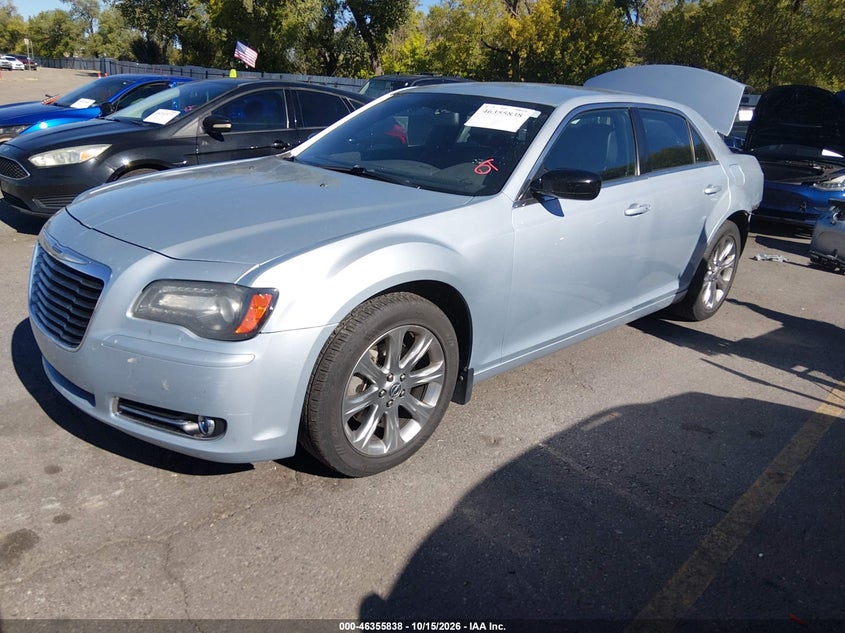 2013 Chrysler 300 300S Glacier, Удар ззаду, IAAI, VIN 2C3CCAGG1DH595394 — фото 2
