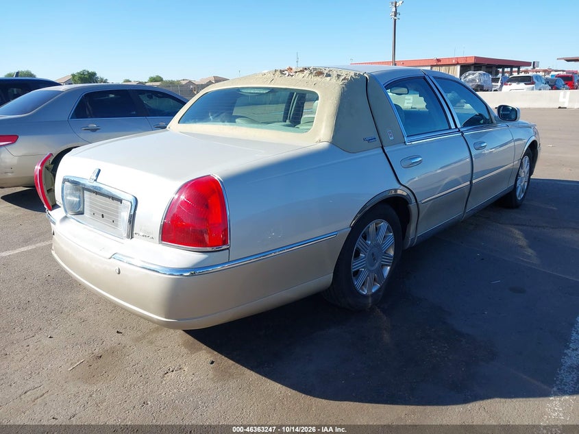 LINCOLN TOWN CAR 2005 VIN 1LNHM82W05Y611836