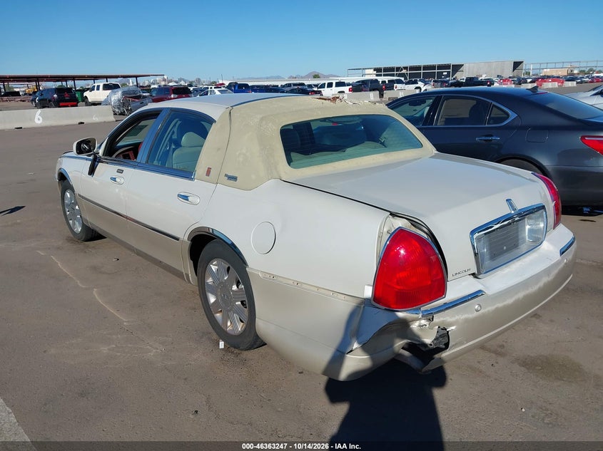 LINCOLN TOWN CAR 2005 VIN 1LNHM82W05Y611836