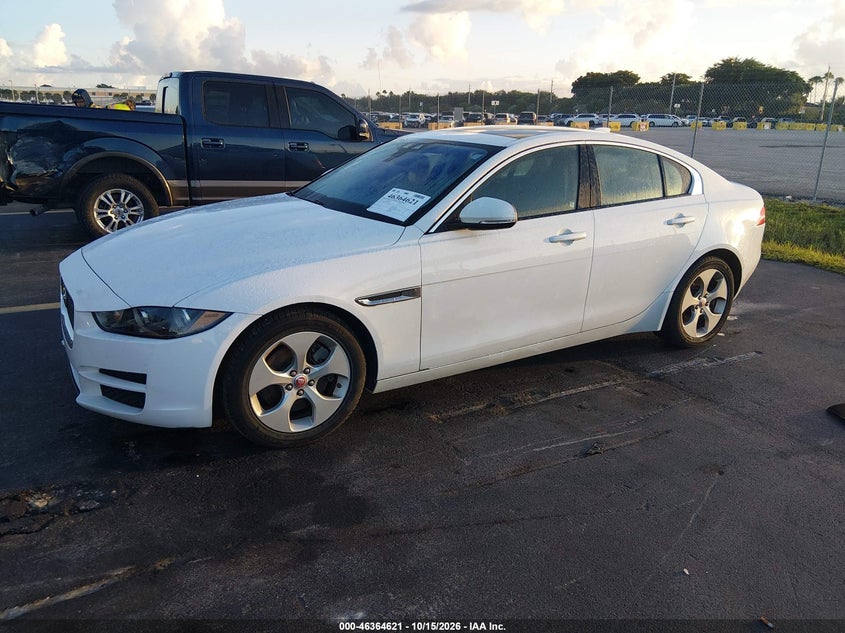 Vin: sajar4fx8jcp38149, lot: 46864933, jaguar xe 25t 20182