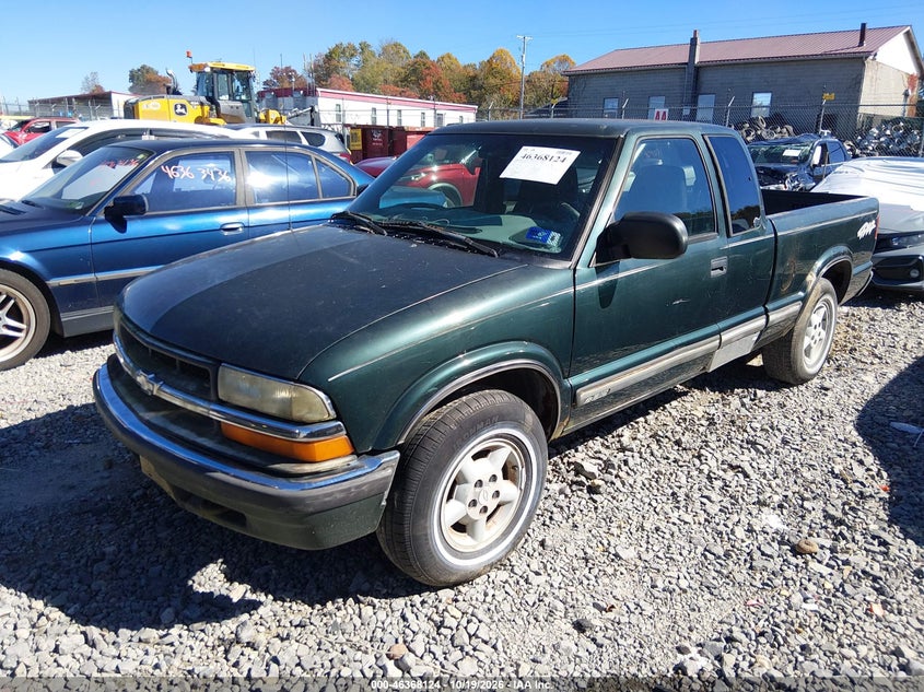 2002 Chevrolet S10, Normal Wear & Tear, IAAI, VIN 1GCDT19W628171880 — photo 2