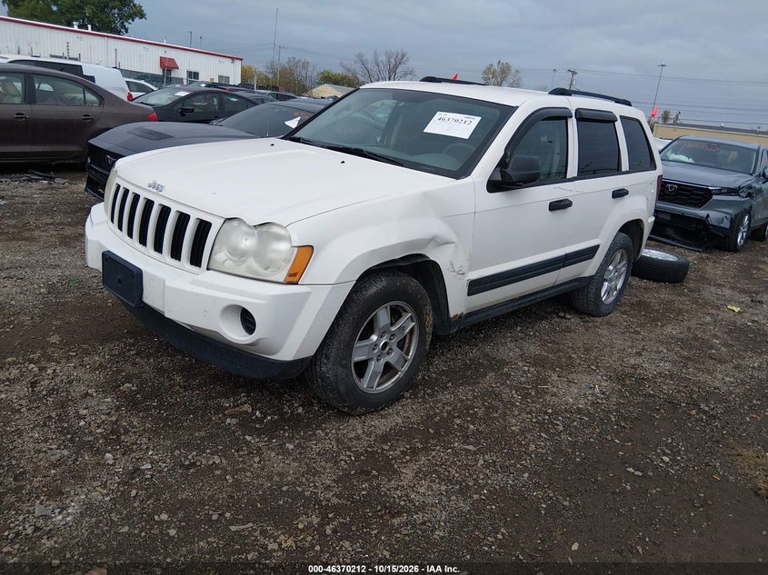 2005 Jeep Grand Cherokee Laredo, Левый перёд, IAAI, VIN 1J4GR48K65C707685 — фото 2