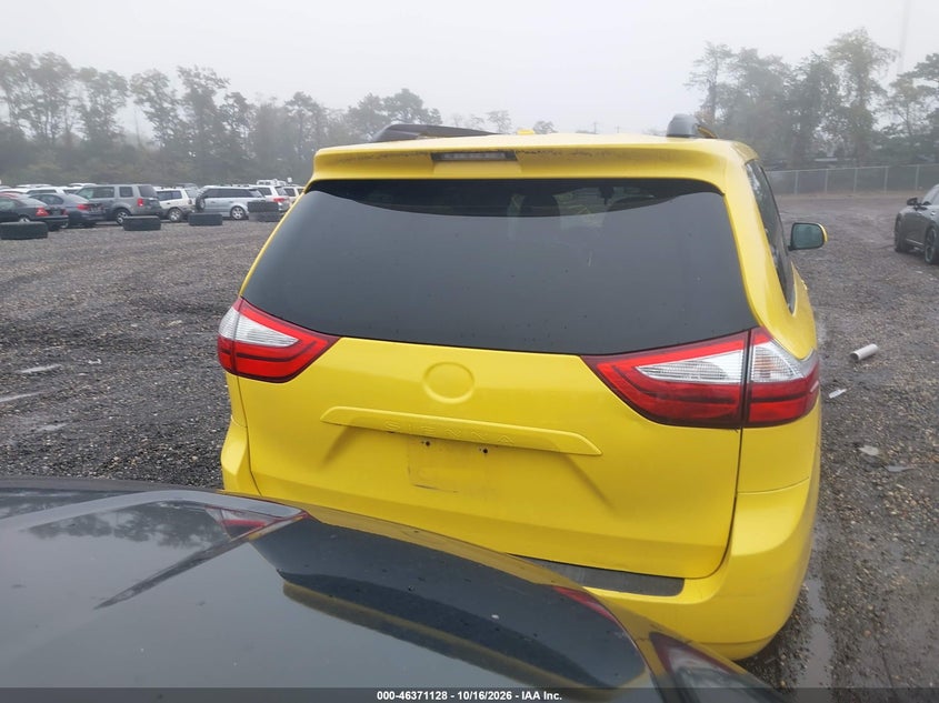 TOYOTA SIENNA - zdjęcie 16