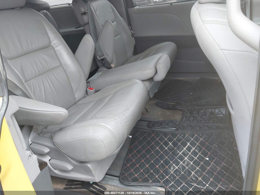 TOYOTA SIENNA - zdjęcie 8