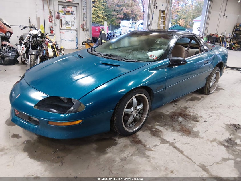 1994 Chevrolet Camaro Z28, Right Front, IAAI, VIN 2G1FP22P8R2160417 — photo 2