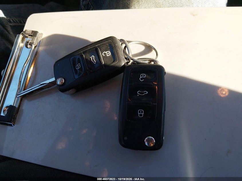 2014 VOLKSWAGEN BEETLE 1.8T ENTRY · Фото 11