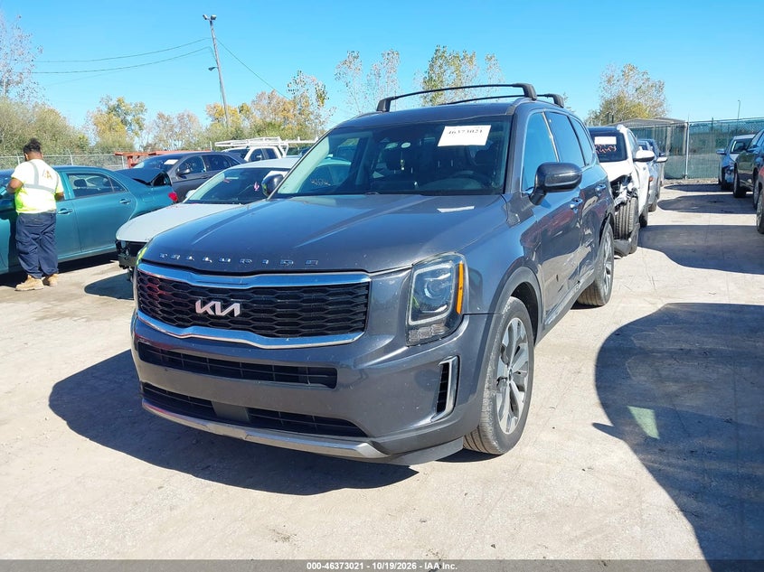 2020 Kia Telluride, Left Side, IAAI, VIN 5XYP6DHR2LG034491 — photo 2
