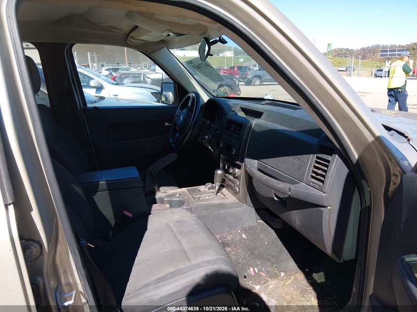 2011 JEEP LIBERTY SPORT · Фото 5