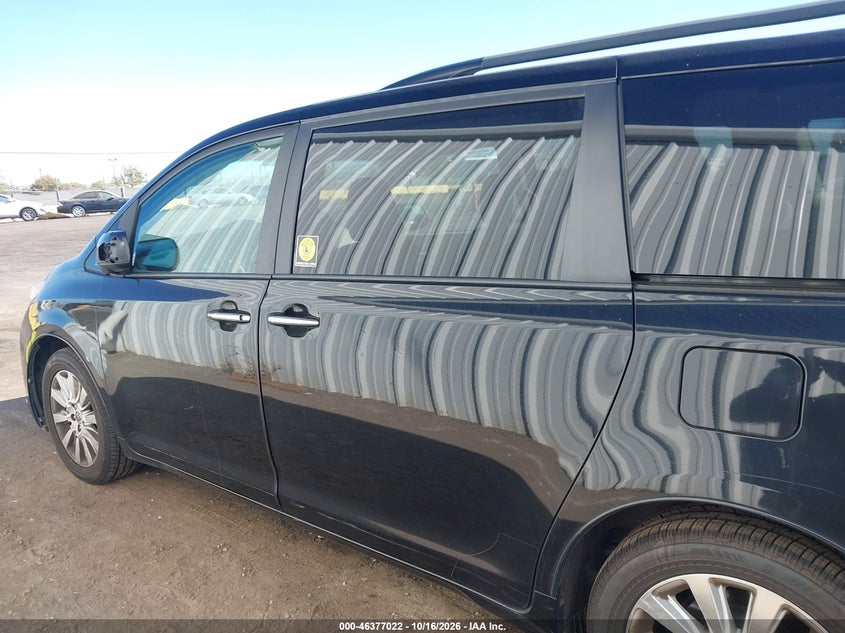 TOYOTA SIENNA - zdjęcie 15