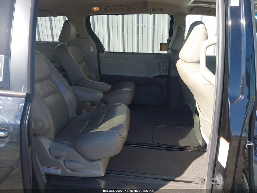 TOYOTA SIENNA - zdjęcie 8