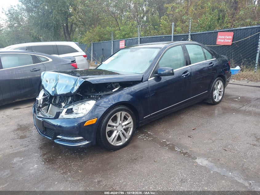 2012 Mercedes-Benz C 300 Luxury 4Matic, Front End, IAAI, VIN WDDGF8BB2CA716798 — photo 2