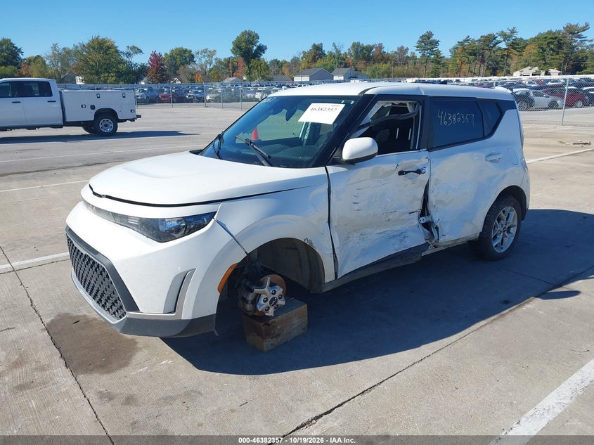 2023 Kia Soul Lx, Левый бок, IAAI, VIN KNDJ23AU5P7861225 — фото 2