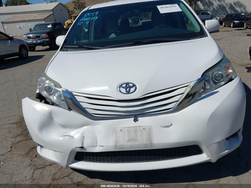 TOYOTA SIENNA - zdjęcie 12