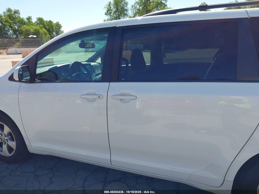 TOYOTA SIENNA - zdjęcie 14