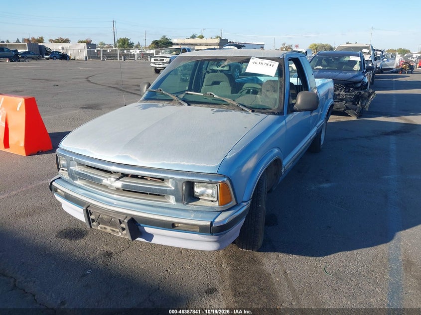 1996 Chevrolet S Truck S10, Rear, IAAI, VIN 1GCCS1944TK221631 — photo 2